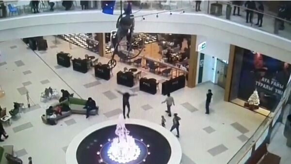 Парень прыгнул в фонтан со второго этажа в ТРЦ - Sputnik Казахстан