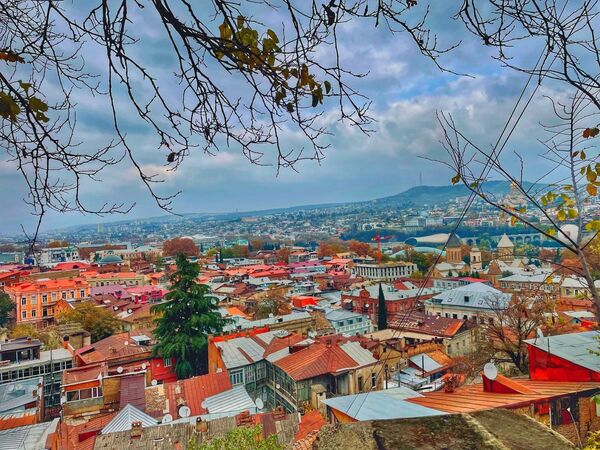 Тбилиси қаласы ерекше шатырлы үйлерімен де танымал. Қаланы биіктен тамашалап, еуропалық үлгіде салынған үйлердің фонында суретке түсуге болады - Sputnik Қазақстан