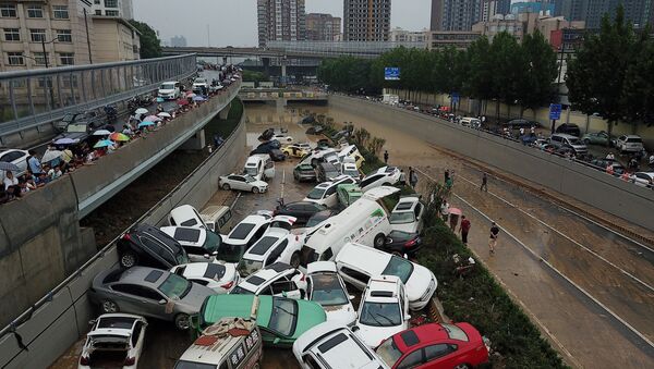 Автомобили у туннеля после ливней в китайском Чжэнчжоу - Sputnik Қазақстан