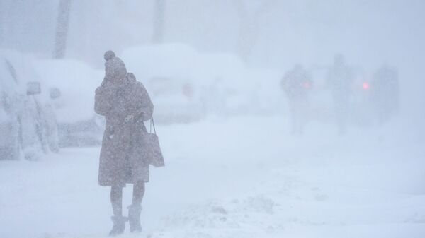 Девушка во время сильного снегопада в Нью-Джерси  - Sputnik Қазақстан