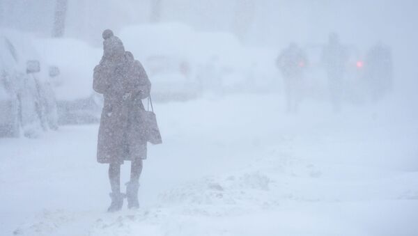Девушка во время сильного снегопада в Нью-Джерси  - Sputnik Казахстан
