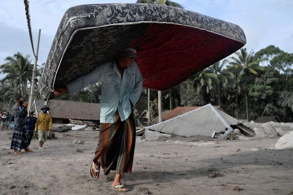 Индонезиядағы Семеру жанартауының атқылауы салдарынан тұрғындар эвакуацияланды. - Sputnik Қазақстан