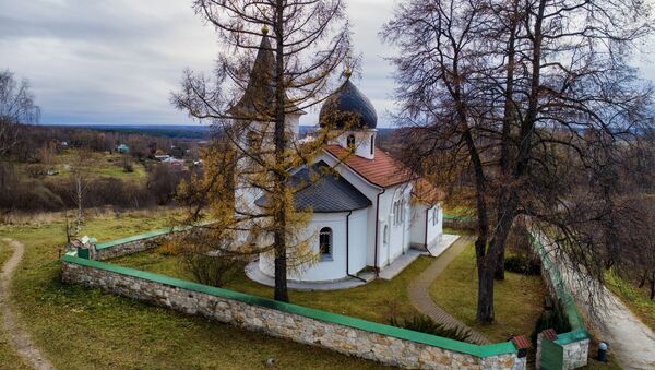 Церковь Святой Троицы Живоначальной в деревне Бёхово Заокского района Тульской области - Sputnik Казахстан