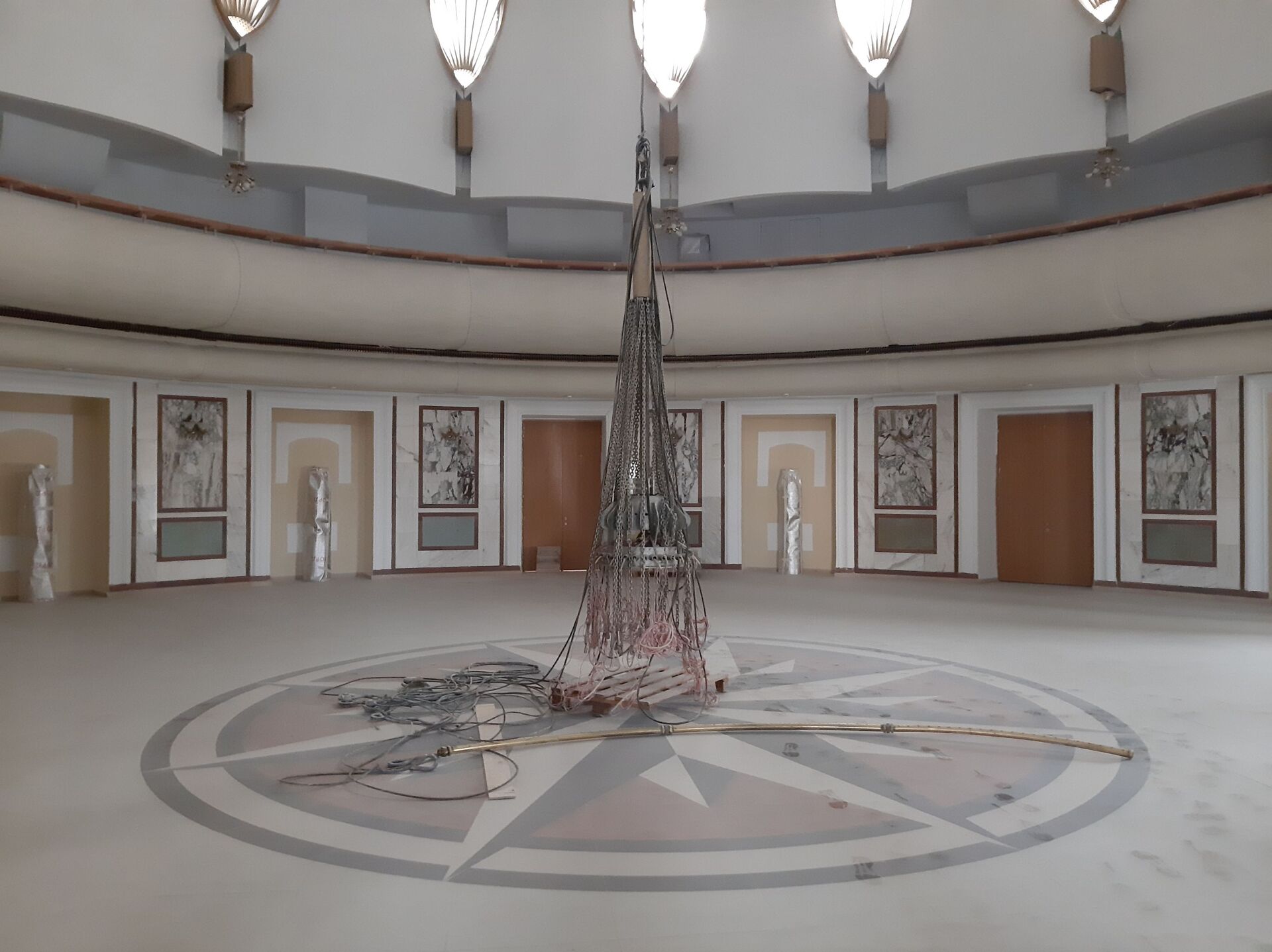 В алматинском Дворце школьников ожидают возвращения с реставрации центральной люстры весом почти пять тонн - Sputnik Казахстан, 1920, 01.02.2022