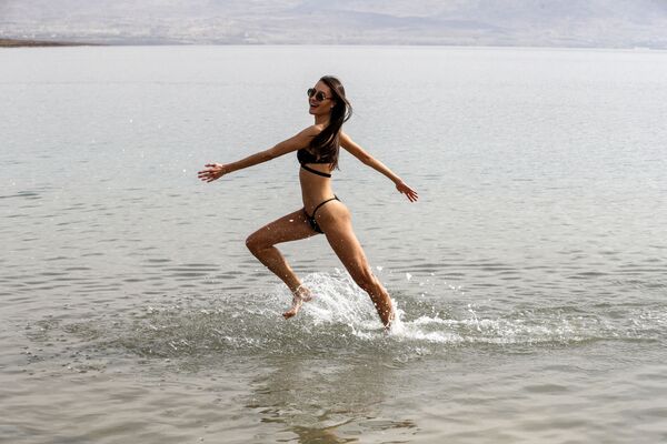 Известно, что Мертвое море - самое соленое в мире, и вода здесь больше похожа на оливковое масло по своей консистенции. Конкурсантки этим вовсю пользовались.   - Sputnik Казахстан