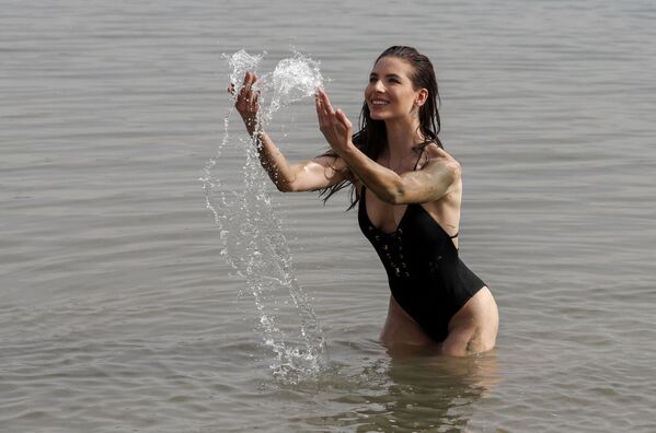 Водные процедуры стали вдохновением как для фотографов, так и для конкурсанток.  - Sputnik Казахстан
