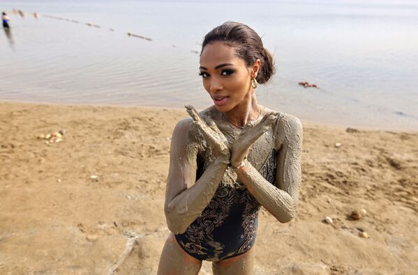 Конкурсантки Miss Universe делали из грязи Мертвого моря маски, которые только подчеркивали свежесть и красоту их здорового загара.  - Sputnik Казахстан