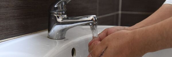 Человек моет руки под краном Человек моет руки под краном - Sputnik Казахстан