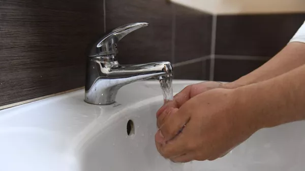Человек моет руки под краном  - Sputnik Казахстан