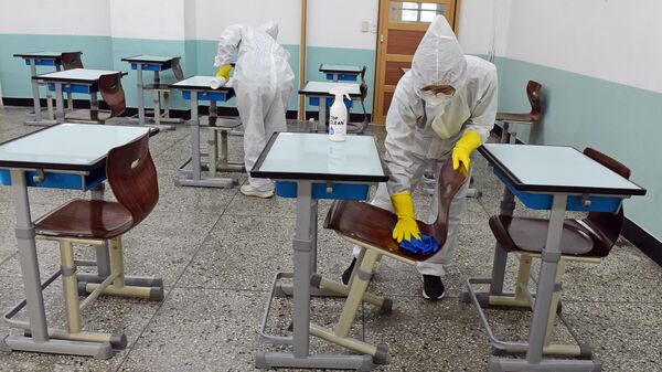 Сотрудники школы проводят санитарную обработку класса  - Sputnik Қазақстан