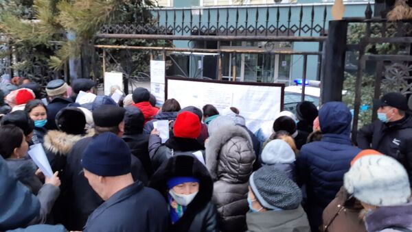 Люди разбили палаточный лагерь у здания Агентства по регулированию и развитию финрынка в Алматы - Sputnik Қазақстан