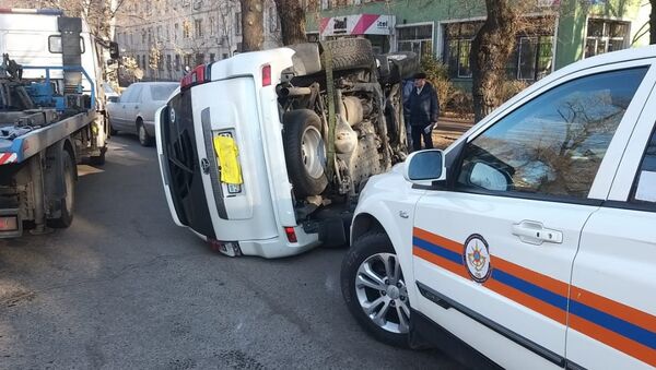 Тройная авария с перевертышем на перекрестке улиц Айтеке би и Джумалиева - Sputnik Казахстан