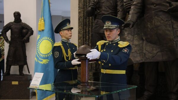 Шлем Богенбай батыра передали Военно-историческому музею - Sputnik Казахстан