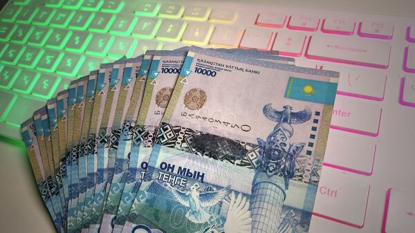 Деньги, тенге, компьютер клавиатура  - Sputnik Казахстан