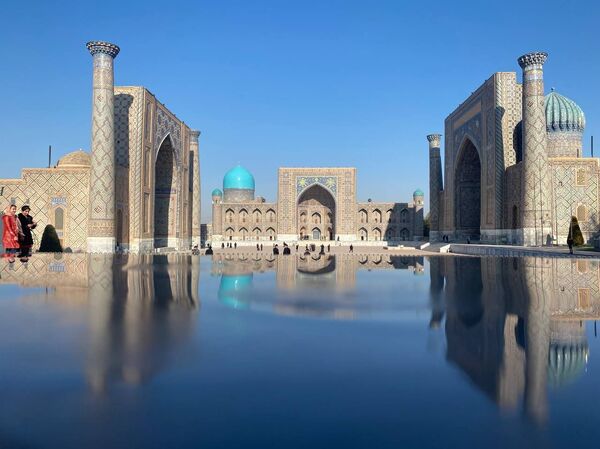 Әдемі орыс үй шаруасындағы әйелдер әтеш сорады