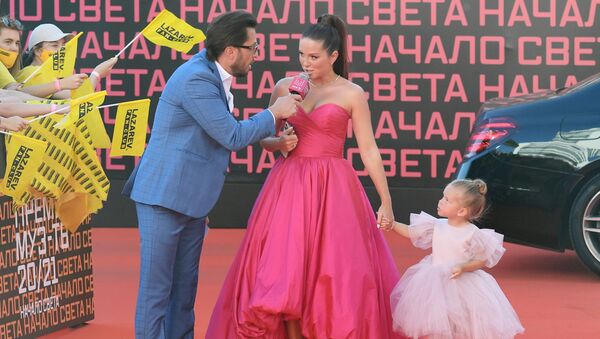 Певица Нюша с дочерью Серафимой-Симбой - Sputnik Казахстан