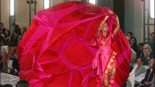 Модель представляет малиновое платье от британского дизайнера Джона Гальяно для Christian Dior в Париже - Sputnik Казахстан