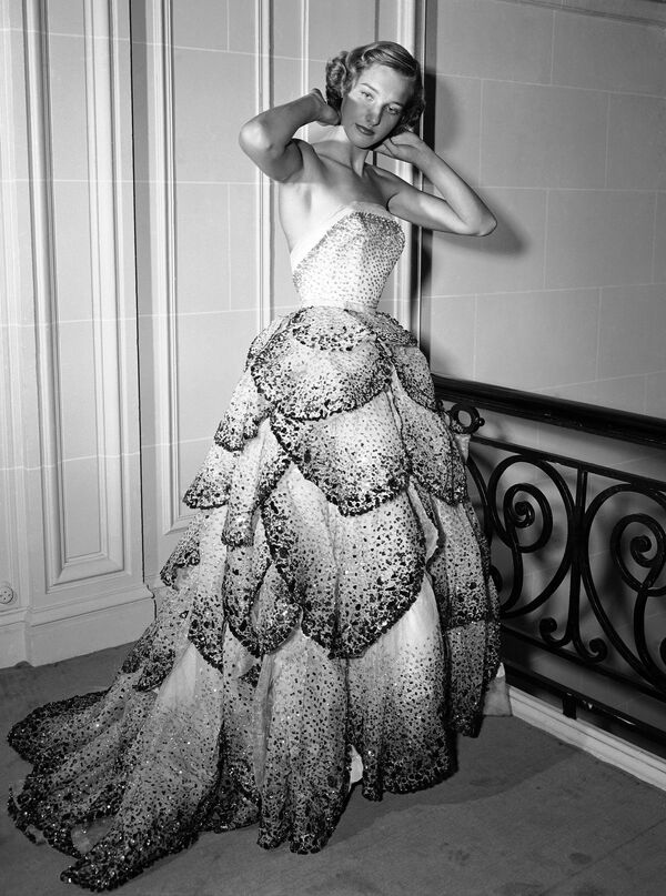 Christian Dior сән үйінің күзгі топтамасындағы кешкі Юнона көйлегі. Жапырақ іспеттес бұл киім 1949 жылдың 27 тамызында таныстырылды. Ол көгілдір шілтер матадан тігіліп, түрлі-түсті жылтырлармен безендірілген.  - Sputnik Қазақстан