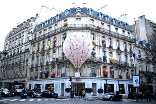 Париждегі Монтень авенюінде орналасқан Christian Dior сән үйі. - Sputnik Қазақстан