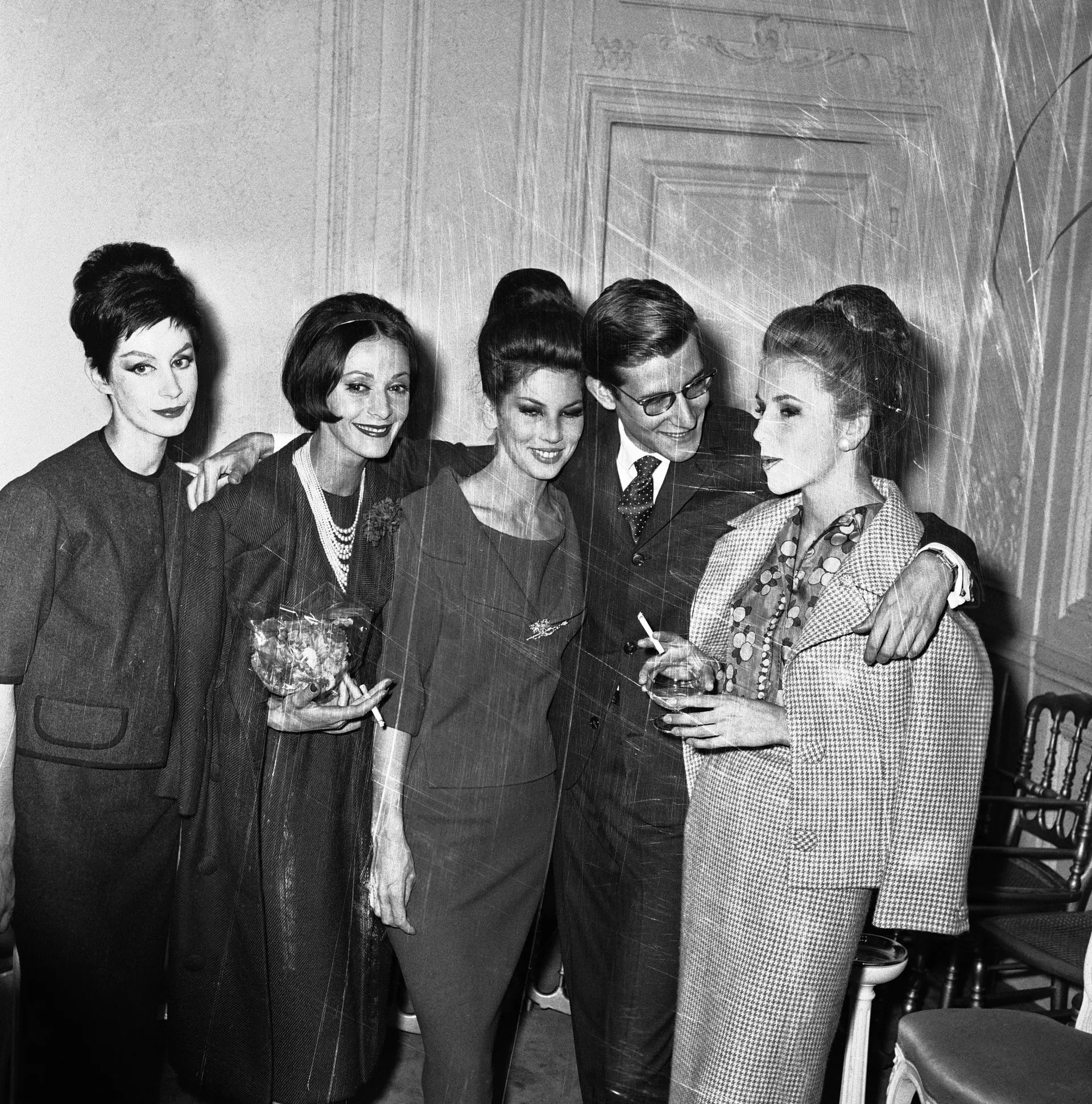 Парижский модельер Ив Сен-Лоран и его модели после презентации новой линии Dior в Париж - Sputnik Казахстан, 1920, 31.07.2024