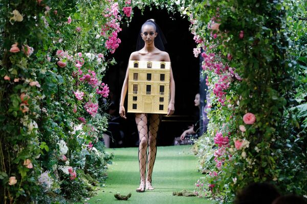 Париждегі Haute Couture әйелдер киімінің топтамасының көрсетілімі кезінде модель Christian Dior туындысын таныстырып тұр.  - Sputnik Қазақстан