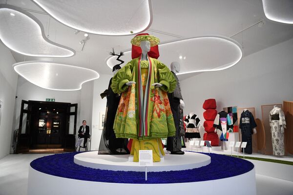 Британ дизайнері Джон Гальяно Kimono көрмесіне Christian Dior француз сән үйіне арнап Chee-shie-san ансамблін дайындады: Лондондағы Виктория және Альберт музейіндегі Kyoto to Catwalk.  - Sputnik Қазақстан