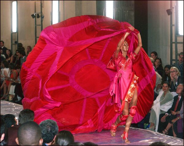 Версаль сарайында өткен 1999/2000 күз-қыс сән көрсетілімінде Christian Dior сән үйіне арналған Джон Гальяноның туындылары.  - Sputnik Қазақстан
