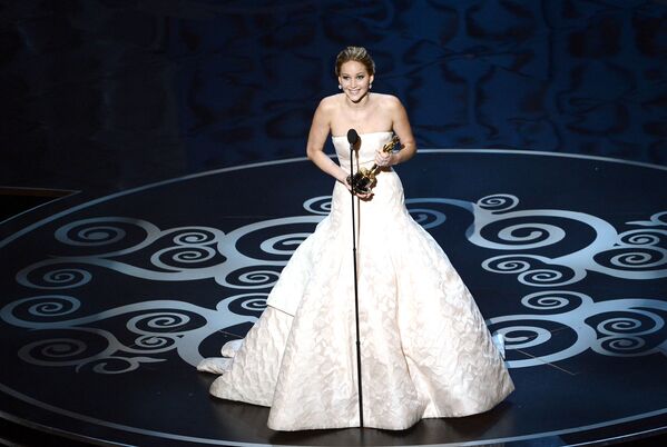 Актриса Дженнифер Лоуренс Голливудта ең үздік әйел рөлі үшін Оскар сыйлығын алып жатыр.  - Sputnik Қазақстан