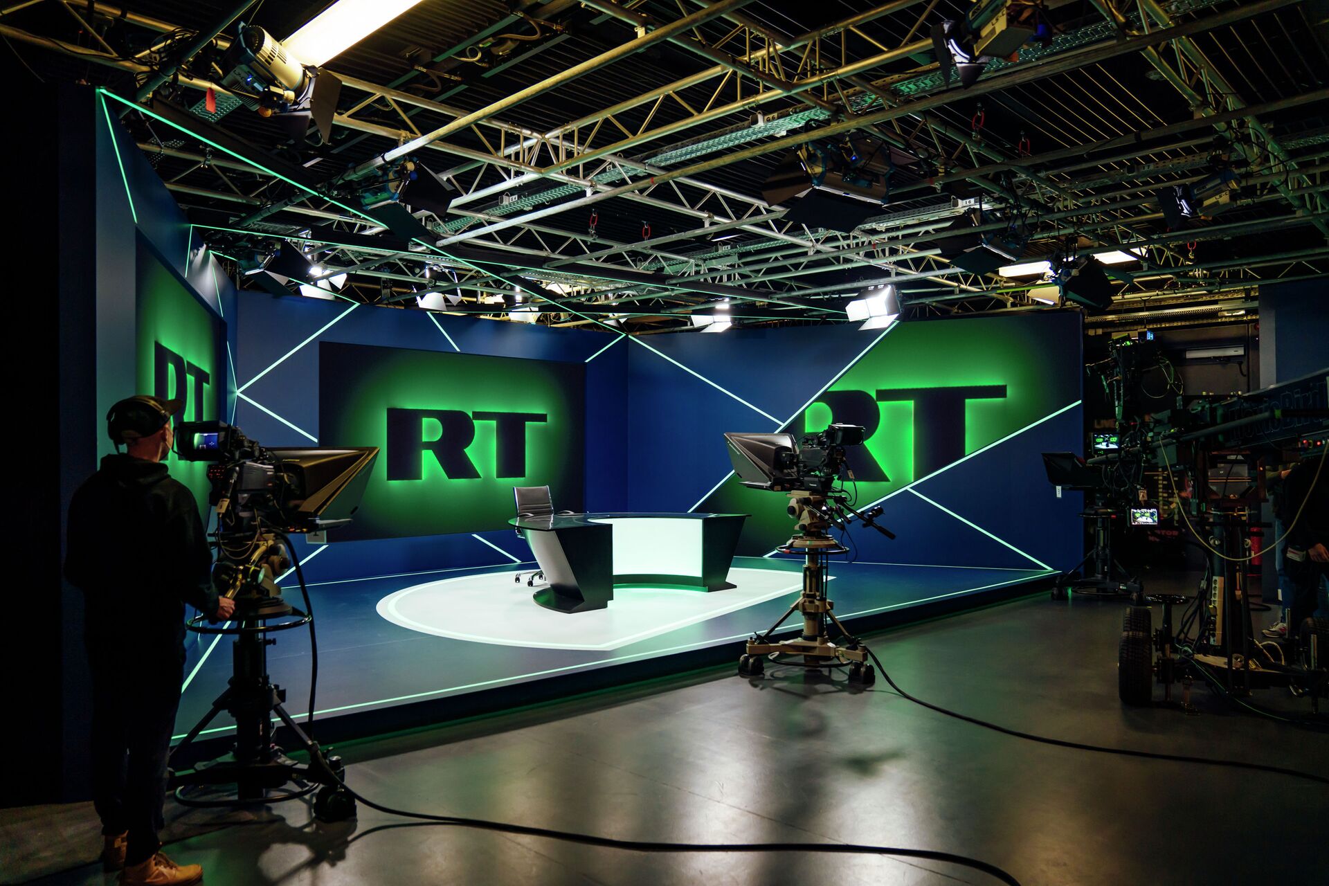 Трансляции канала россия 2. Russia today Телеканал. RT студия. Телеканал RT de. Студия телеканала.