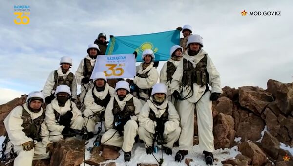 Военнослужащие Талдыкорганского гарнизона водрузили государственный флаг на пике Амангельды - Sputnik Казахстан