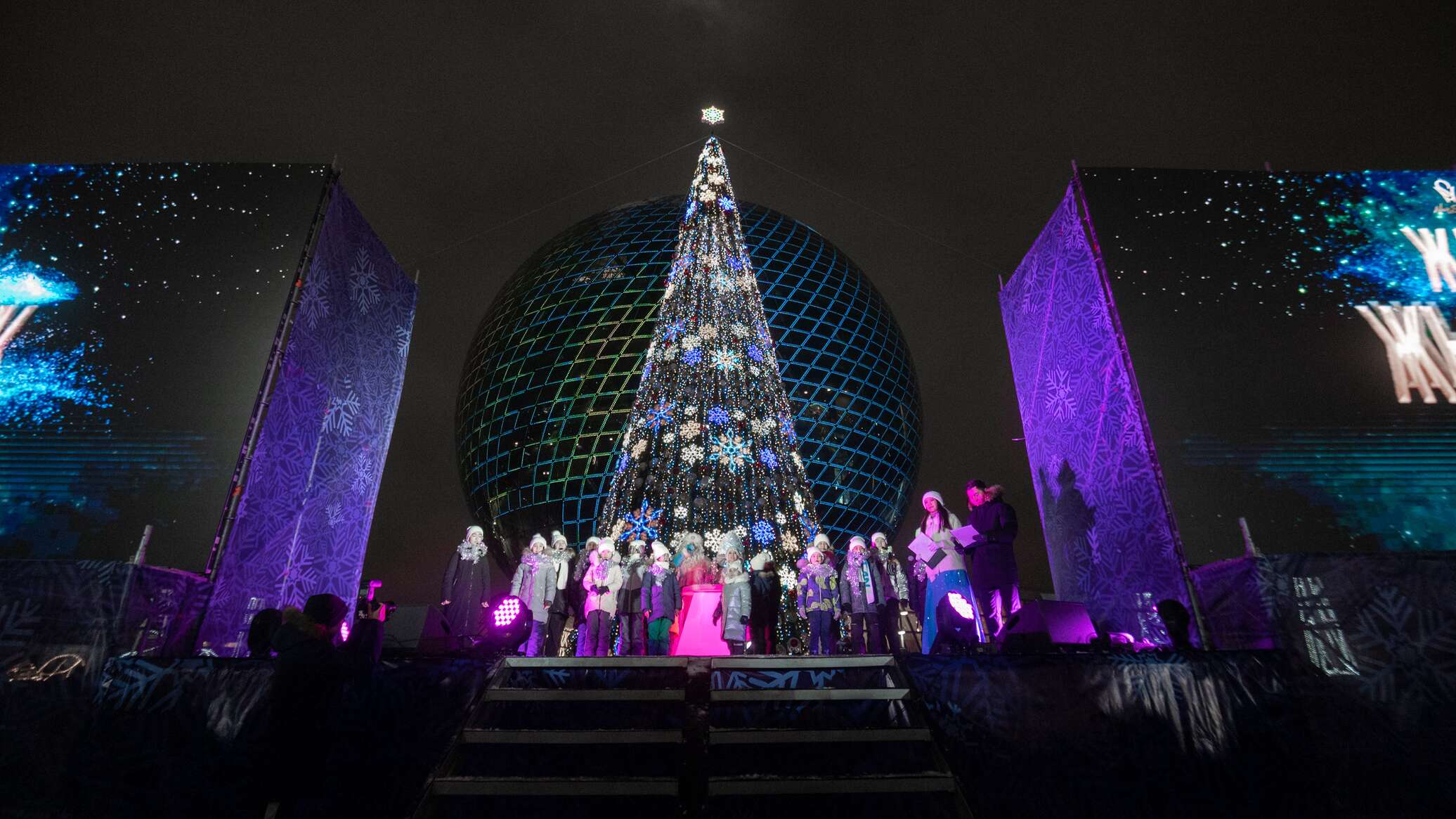 Ели в астане. Новый год в Казахстане елка Нур Султан. Церемония зажжения елки. Экспо елка 2022. Главная елка Великобритании 2022.