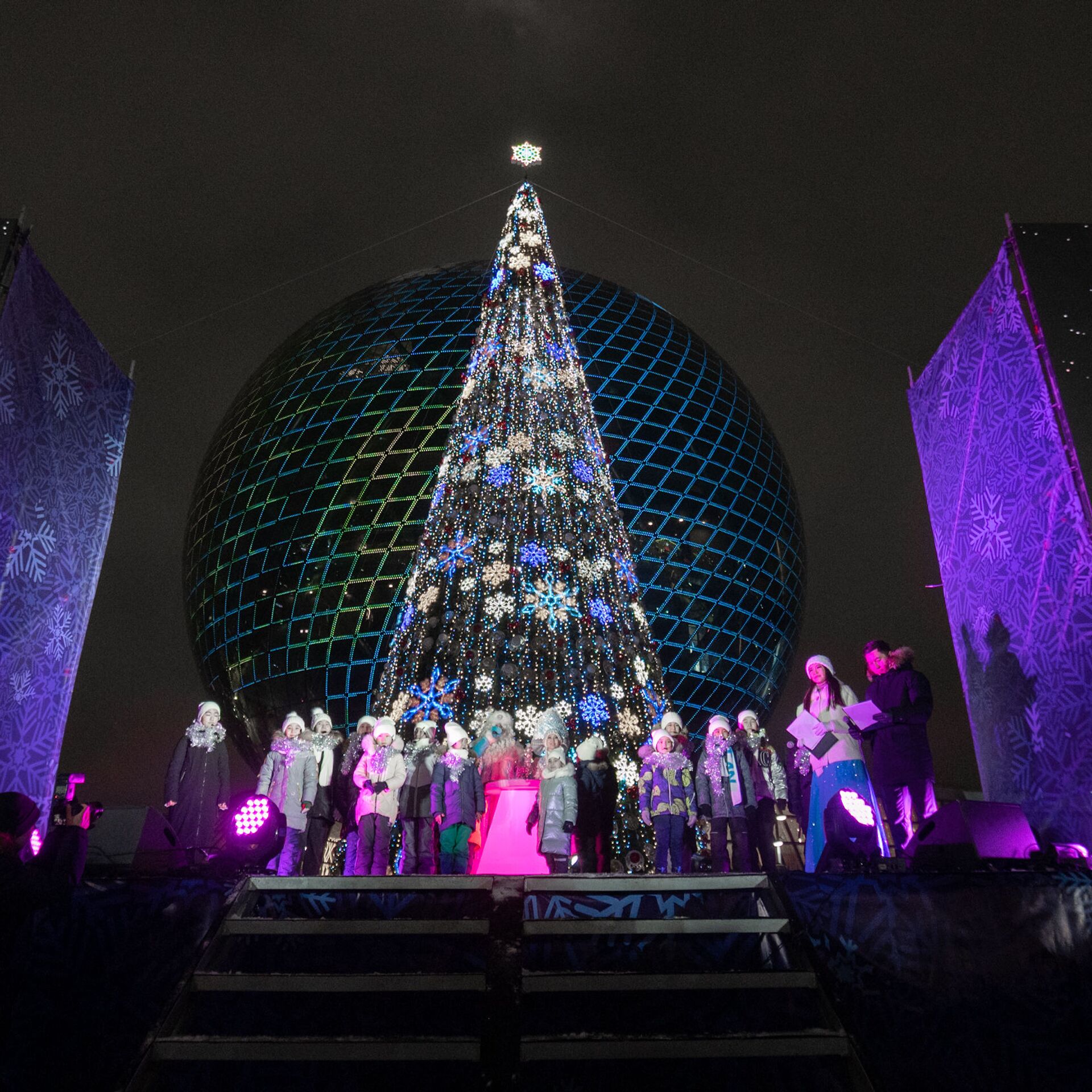 Погода астана на год 2024. Современная елка. Новогодняя Астана. Национальная елка. Елка 2022.
