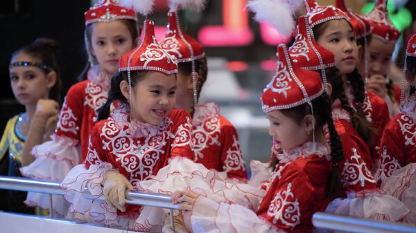 Дети во время праздника в ТРЦ - Sputnik Казахстан