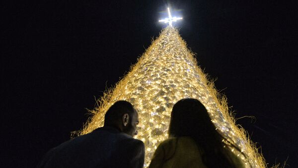 Необычная рождественская ель в христианском городе Бахдида, Ирак - Sputnik Қазақстан