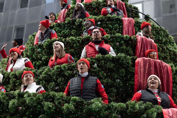 Артисты поют на Рождественской певческой елке Macy's во время парада в Нью-Йорке. - Sputnik Казахстан