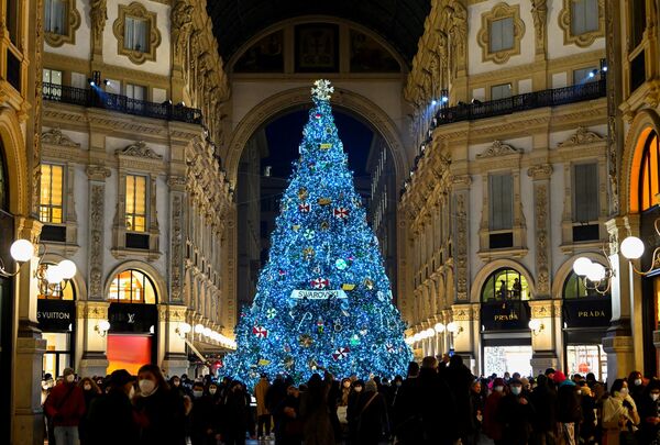 Рождественская елка, украшенная кристаллами Сваровски, стоит в торговом центре Galleria Vittorio Emanuele II в Милане.  - Sputnik Казахстан
