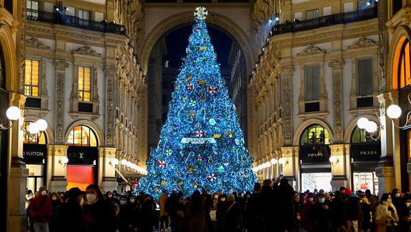 Рождественская елка, украшенная кристаллами Сваровски, в торговом центре в Милане, Италия - Sputnik Қазақстан