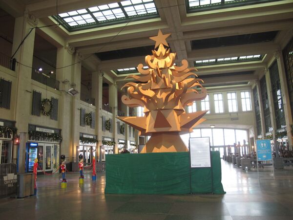 Дающее дерево – картонная инсталляция в виде рождественской елки в конференц-зале Эсбери-Парк, штат Нью-Джерси, которая радует многих в приморском городке, но вызывает тревогу у тех, кто скучает по свежесрезанному натуральному дереву. Обычно выставляется там во время праздников. - Sputnik Казахстан