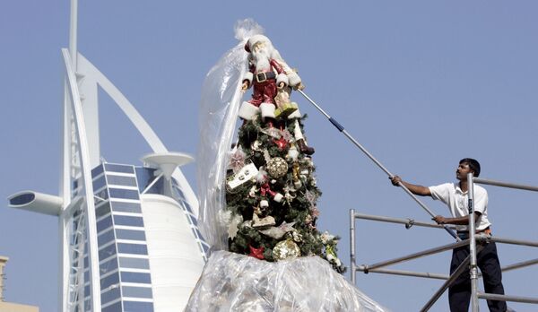 Встречать Новый год в жарком Дубае - для многих это уже традиция. А потому здесь научились возводить выдающиеся елки. Вот так выглядит елка на пляже. - Sputnik Казахстан