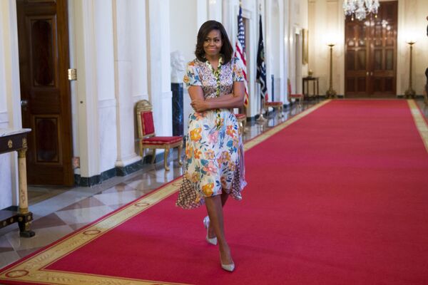 Первое место в рейтинге заняла экс-первая леди США Мишель Обама. На фото Обама во время ежегодной акции для сотрудников Белого дома. - Sputnik Казахстан