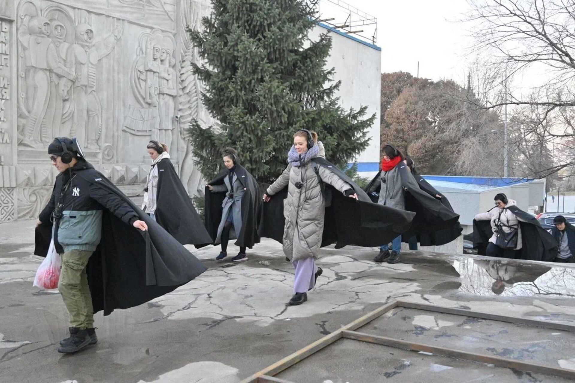 Участников иммерсивного спектакля приняли за митингующих в Алматы - Sputnik Қазақстан, 1920, 01.02.2022