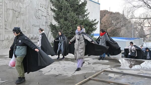 Участников иммерсивного спектакля приняли за митингующих в Алматы - Sputnik Казахстан