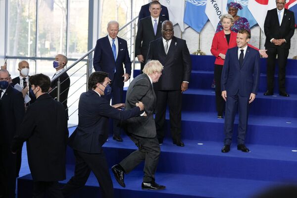 Британский премьер-министр Борис Джонсон опоздал на фотографирование на саммите Большой двадцатки в Риме 30 октября. Двухдневный саммит — первая оффлайн-встреча глав крупнейших государств мира с начала пандемии COVID-19. - Sputnik Казахстан