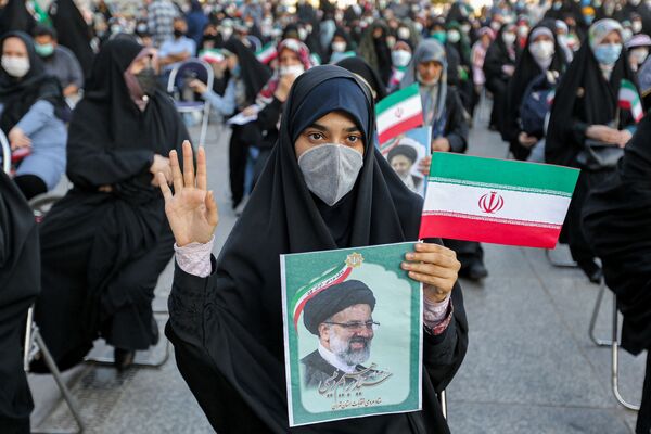 Женщина с портретом избранного президента Ирана Ибрахима Раиси, победившего на президентских выборах 18 июня. - Sputnik Казахстан