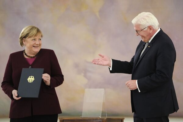 Президент Германии Франк-Вальтер Штайнмайер прощается с бывшим канцлером страны Ангелой Меркель 26 октября. - Sputnik Казахстан