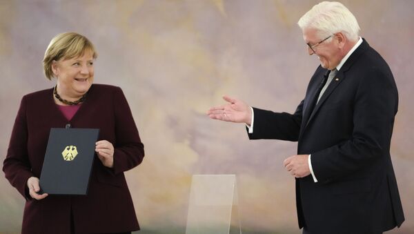 Канцлер Германии Ангела Меркель получает свидетельство об отставке от президента Германии Франка-Вальтера Штайнмайера  - Sputnik Қазақстан