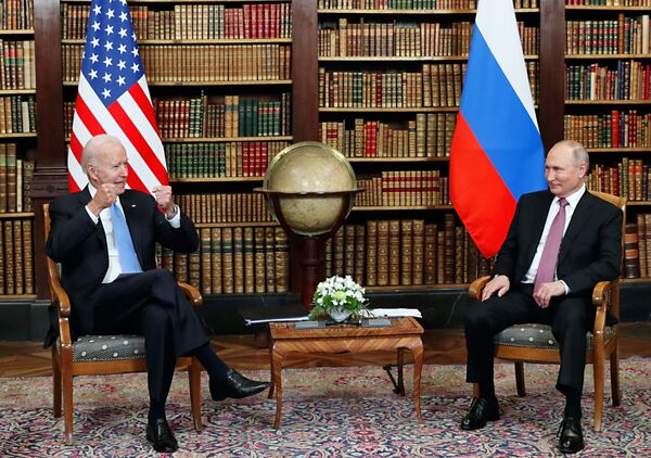 Президент РФ Владимир Путин и президент США Джо Байден во время встречи в Женеве на вилле Ла Гранж 16 июня 2021 года. - Sputnik Казахстан