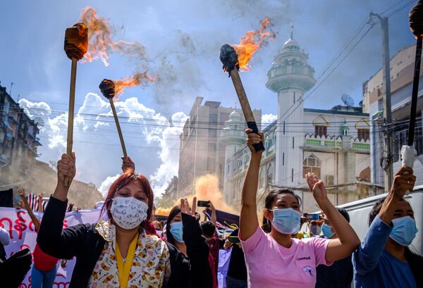 Демонстрация против военного переворота в Янгоне, Мьянма, 14 июля. - Sputnik Казахстан