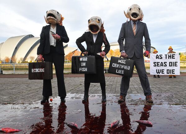 Акция протеста экологов против глубоководного лова рыбы в Глазго, Шотландия, 4 ноября, во время климатической конференции. - Sputnik Казахстан