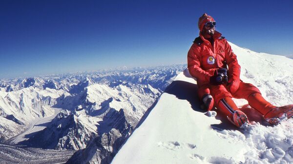Альпинист на вершине горы Чогори (К2), второй по высоте горной вершине Земли - Sputnik Қазақстан